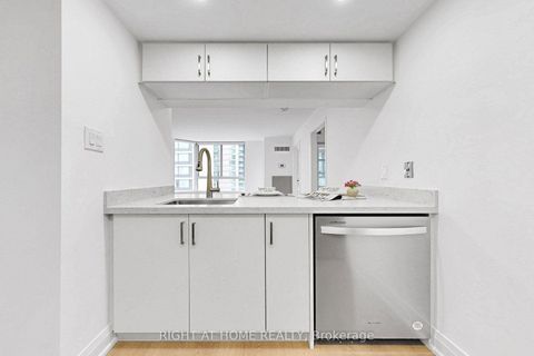 Photo 9 at 909 - 44 Gerrard Street W, Bay Street Corridor, Toronto