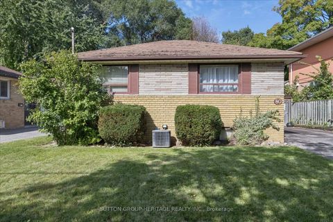 Photo 2 at 80 Applefield Drive, Bendale, Toronto