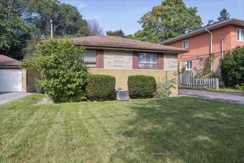 Photo 4 at 80 Applefield Drive, Bendale, Toronto