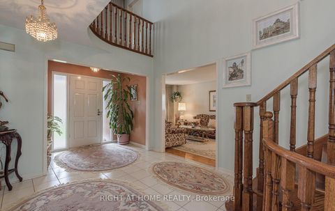 Photo 2 at 19 Western Skies Court, East Woodbridge, Vaughan