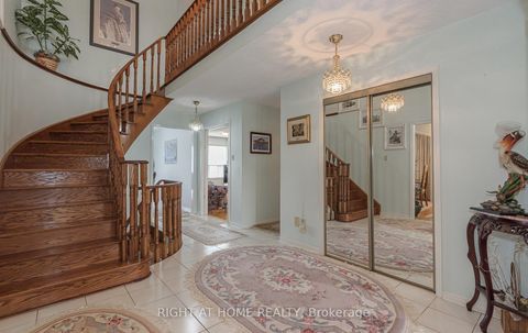 Photo 3 at 19 Western Skies Court, East Woodbridge, Vaughan