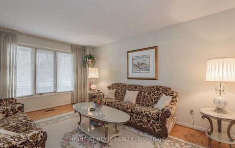 Photo 4 at 19 Western Skies Court, East Woodbridge, Vaughan