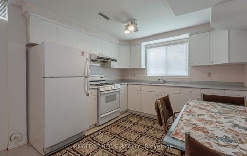 Photo 24 at 19 Western Skies Court, East Woodbridge, Vaughan