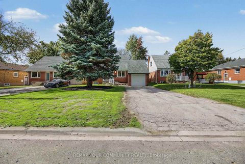 Photo 2 at 18 Robertsfield Crescent, Maryvale, Toronto