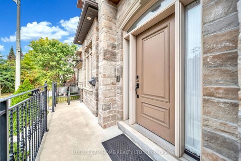 Photo 2 at 7 Geranium Court, Newtonbrook East, Toronto