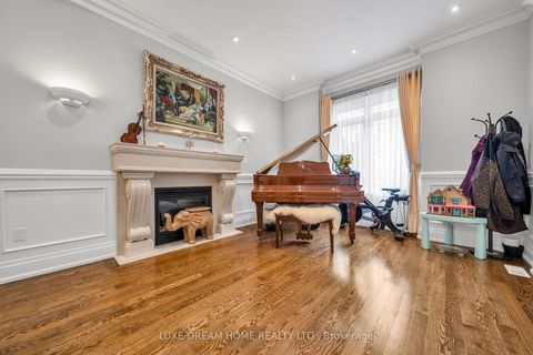 Photo 3 at 7 Geranium Court, Newtonbrook East, Toronto