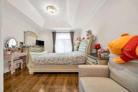 Photo 32 at 7 Geranium Court, Newtonbrook East, Toronto