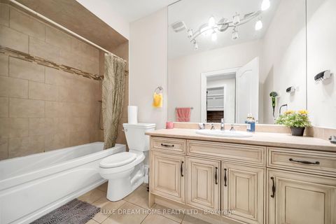 Photo 36 at 7 Geranium Court, Newtonbrook East, Toronto