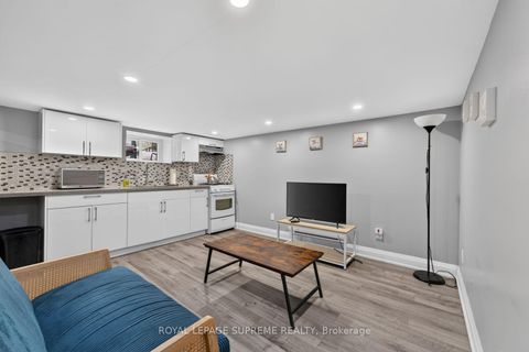 Photo 27 at 626 Manning Avenue, Little Italy, Toronto