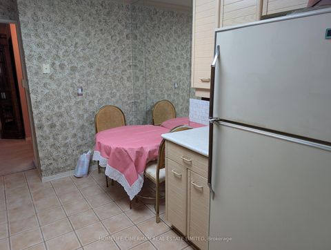 Photo 13 at 610 - 30 Greenfield Avenue, Willowdale East, Toronto