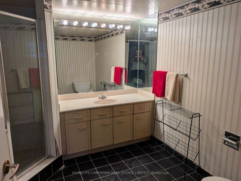 Photo 18 at 610 - 30 Greenfield Avenue, Willowdale East, Toronto