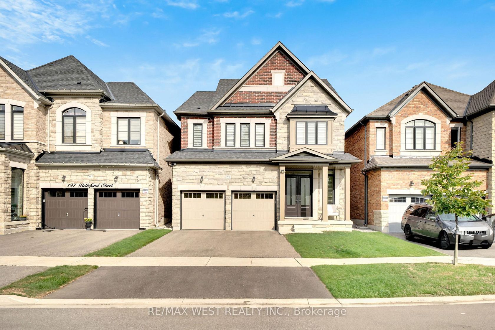 201 Bellefond Street, Kleinburg, Vaughan photo number 2
