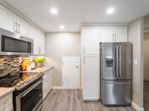 Photo 6 at 306 - 9 Greenbriar Road, Bayview Village, Toronto