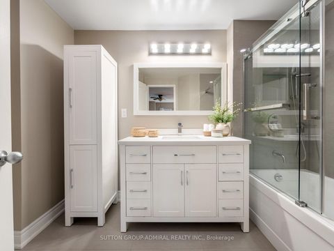 Photo 21 at 306 - 9 Greenbriar Road, Bayview Village, Toronto