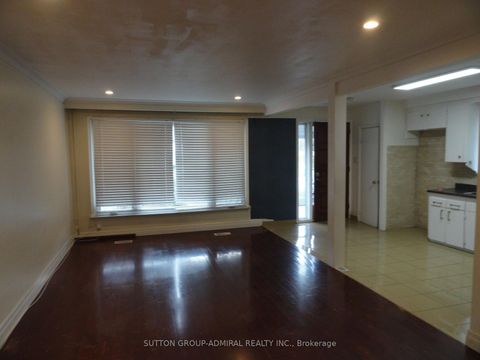 Photo 6 at 23 Chalkfarm Dr Drive, CFB, Toronto