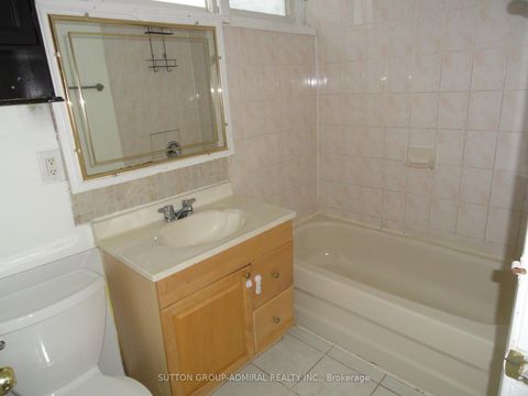 Photo 10 at 23 Chalkfarm Dr Drive, CFB, Toronto