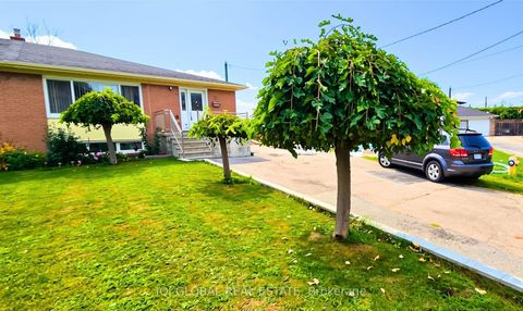 Photo 2 at 11 Stone Court, Humbermede, Toronto