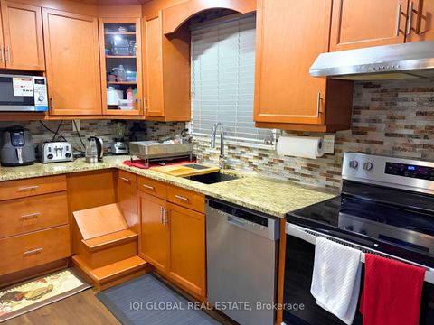 Photo 5 at 11 Stone Court, Humbermede, Toronto