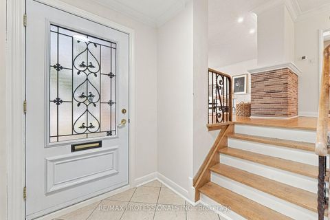 Photo 2 at 8 Northolt Court, Humber Valley, Toronto