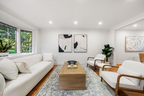 Photo 4 at 565 Roehampton Avenue, Mount Pleasant East, Toronto
