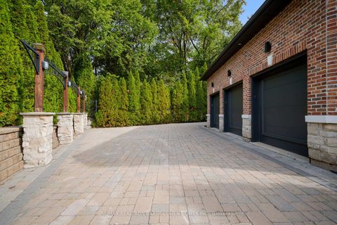 Photo 2 at 13 Legacy Court, Windfields, Toronto