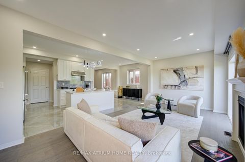 Photo 13 at 126 Hartney Drive, Rural Richmond Hill, Richmond Hill