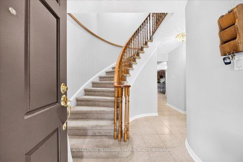 Photo 3 at 28 Oakmount Crescent, Glen Shields, Vaughan