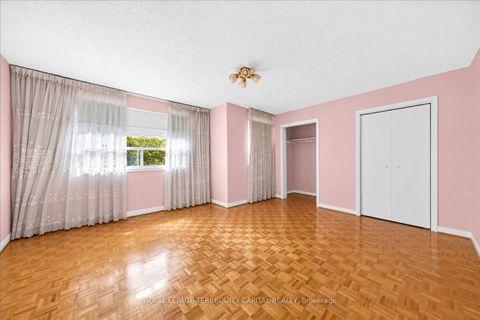 Photo 11 at 28 Oakmount Crescent, Glen Shields, Vaughan