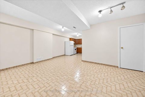 Photo 19 at 28 Oakmount Crescent, Glen Shields, Vaughan