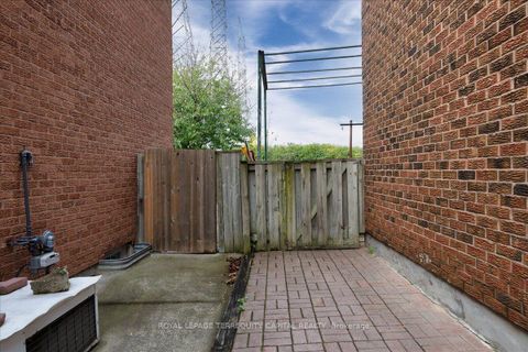 Photo 20 at 28 Oakmount Crescent, Glen Shields, Vaughan