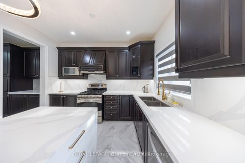 Photo 12 at 96 Maverick Crescent, Patterson, Vaughan