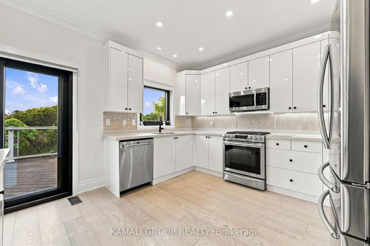 Photo 11 at 61 Barnwood Drive, Oak Ridges Lake Wilcox, Richmond Hill