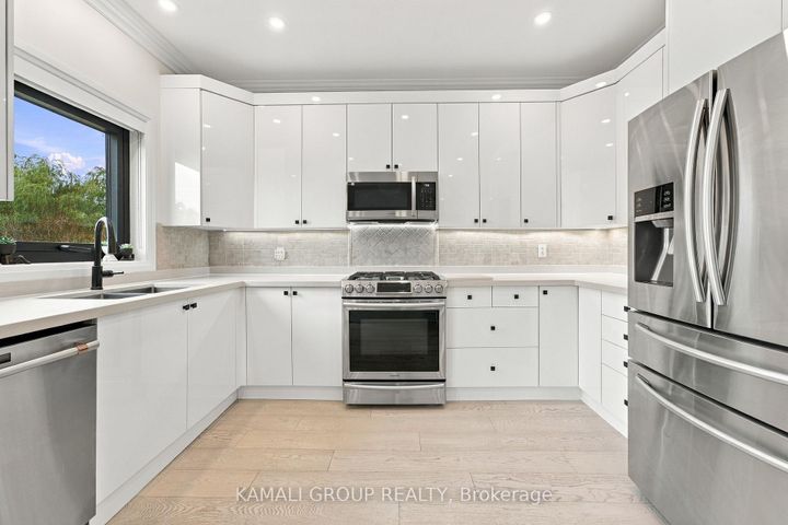 Photo 12 at 61 Barnwood Drive, Oak Ridges Lake Wilcox, Richmond Hill