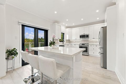 Photo 10 at 61 Barnwood Drive, Oak Ridges Lake Wilcox, Richmond Hill