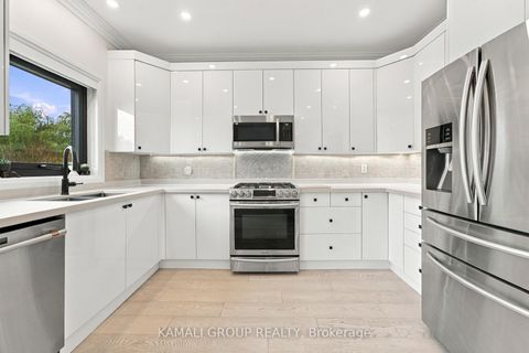 Photo 12 at 61 Barnwood Drive, Oak Ridges Lake Wilcox, Richmond Hill