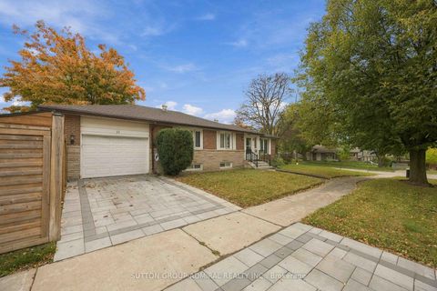 Photo 2 at 11 Summerglade Drive, Malvern West, Toronto