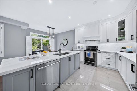Photo 25 at 162 Estate Garden Drive, Oak Ridges, Richmond Hill
