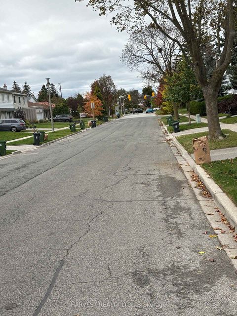 Photo 3 at 19 Glendower Circuit, L'Amoreaux, Toronto
