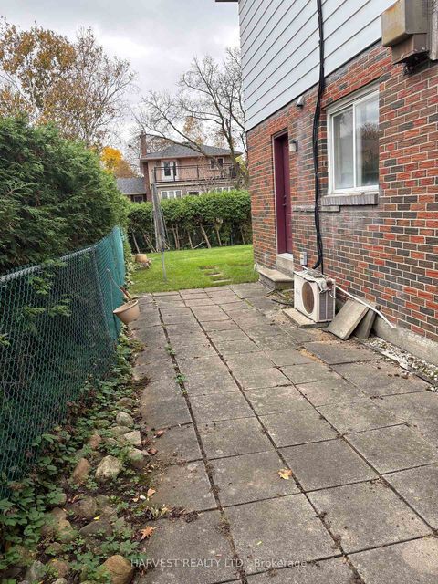 Photo 10 at 19 Glendower Circuit, L'Amoreaux, Toronto
