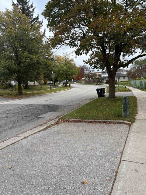 Photo 13 at 19 Glendower Circuit, L'Amoreaux, Toronto