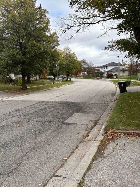 Photo 15 at 19 Glendower Circuit, L'Amoreaux, Toronto