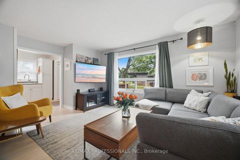 Photo 9 at 8 Smith Crescent, Queensway, Toronto