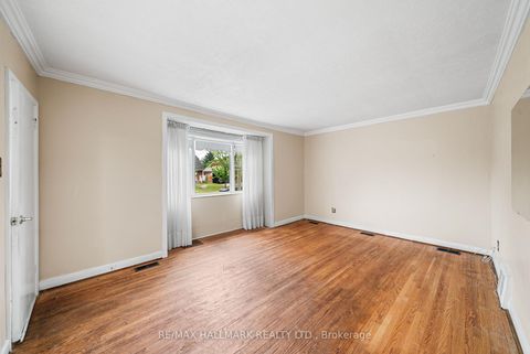 Photo 4 at 27 Sunray Crescent, CFB, Toronto