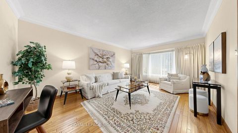 Photo 3 at 8 Royal Garden Boulevard, East Woodbridge, Vaughan