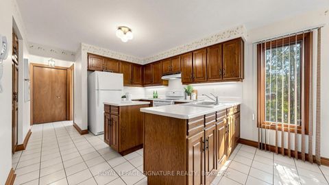 Photo 12 at 8 Royal Garden Boulevard, East Woodbridge, Vaughan
