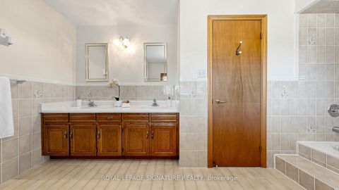 Photo 22 at 8 Royal Garden Boulevard, East Woodbridge, Vaughan