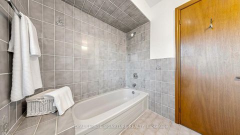 Photo 33 at 8 Royal Garden Boulevard, East Woodbridge, Vaughan