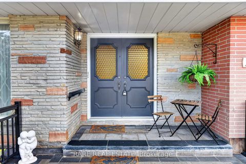 Photo 3 at 29 MALAREN Road, Maple, Vaughan