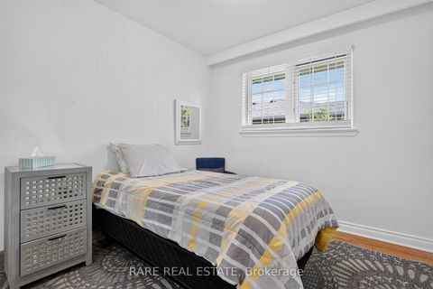 Photo 17 at 29 MALAREN Road, Maple, Vaughan