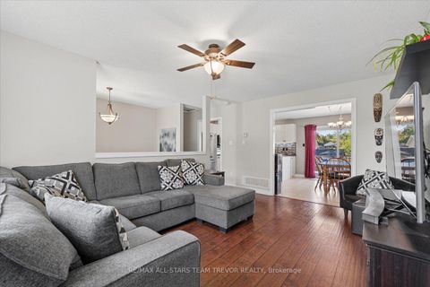 Photo 3 at 16 Evelyn Avenue, Keswick North, Georgina